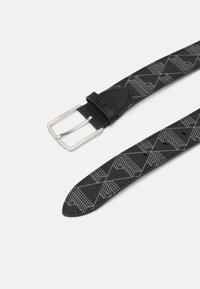 Cinto de couro preto com fivela de metal prateada. Apresenta um design em padrão geométrico cinza na tira e um acabamento texturizado.