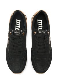 Sneaker neri con pannelli in rete e suede, dotati di lacci neri, occhielli dorati e un logo. Suola in gomma con texture a motivo.