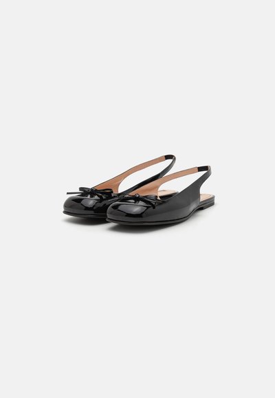 Melna patentādēta ādas slingback kurpes ar noapaļotu purngalu un dekoratīvu loku detaļu. Gluda tekstūra ar minimālisma dizainu un platu zoli.