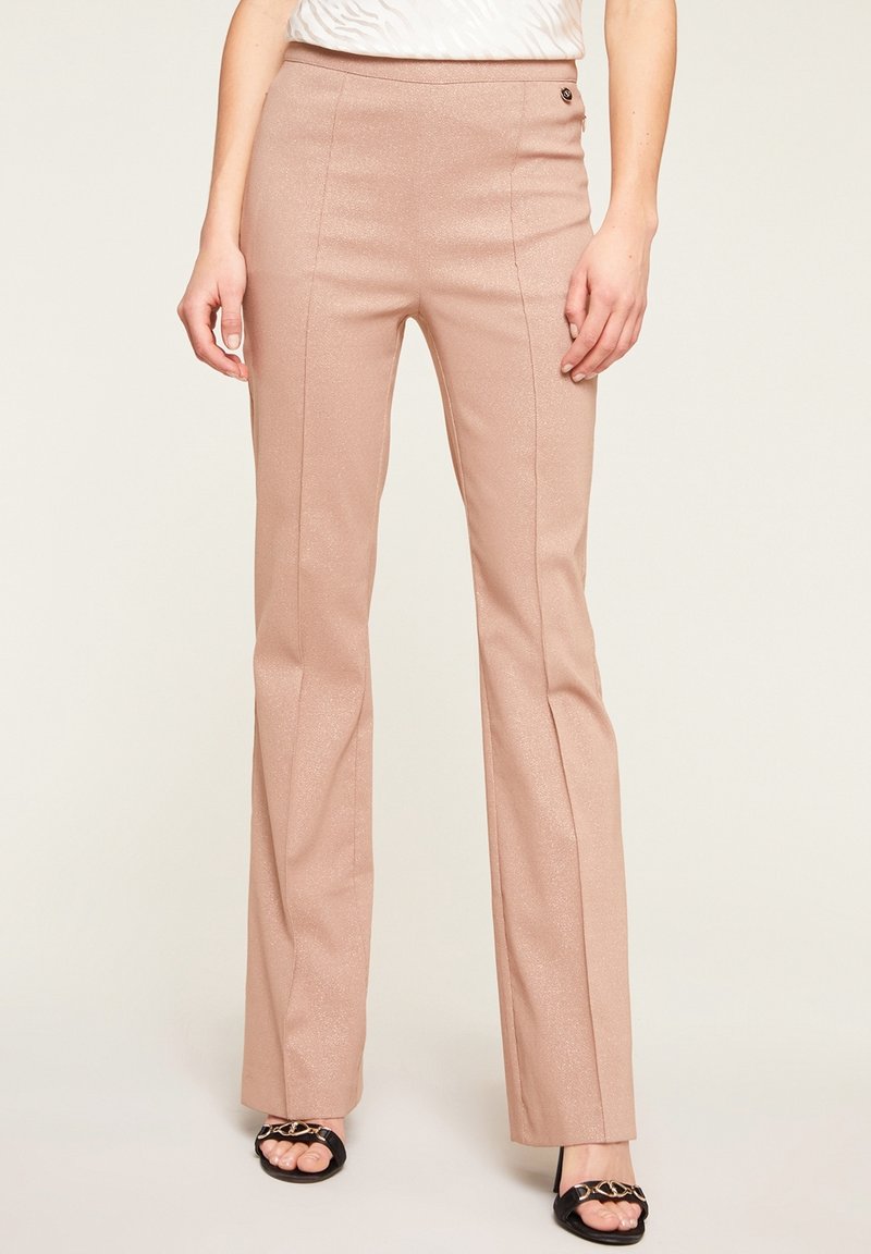 Pantaloni flare rosa chiaro con una leggera lucentezza, caratterizzati da una vita aderente, cuciture laterali e un accento metallizzato in vita.