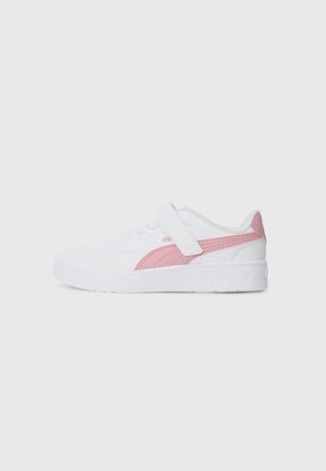 Baskets blanches avec une bande rose, à sangle à fermeture velcro et semelle en caoutchouc, affichées en profil latéral sur fond uni.