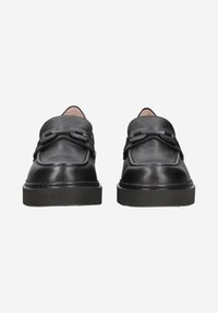 Scarpe nere in pelle con una finitura liscia, caratterizzate da una punta ampia e doppie cinghie di regolazione. Profilo basso e suola testurizzata per una migliore aderenza.