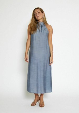 Abito maxi in tessuto azzurro chiaro con scollatura all'americana, finitura texturizzata e silhouette rilassata, abbinato a sandali con strap color sabbia.