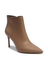 Braune Leder-Stiefelette mit spitzem Zeh und schmalem Stiletto-Absatz. Glatte Textur und minimales Design, ausgestattet mit einem Reißverschluss an der Rückseite.