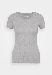 Camiseta gris de manga corta hecha de tejido de punto suave con sutiles costillas verticales, cuello redondo y diseño ajustado.