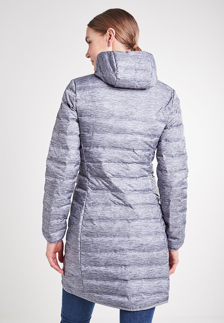 Abrigo acolchado gris con un patrón texturizado y acanalado; cuenta con una capucha y una silueta ajustada. El material parece ligero y aislante.