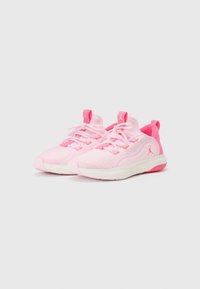 Baskets de sport roses avec un dessus en maille texturée, semelle en caoutchouc et logo bien visible. Présente un design à lacets et une bande au dos pour un enfilage facile.