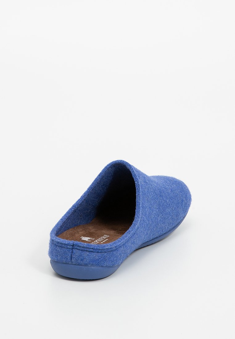 Blaue Filzschlappen mit runder Zehenpartie, weichem Material und niedrigem Schaftrand. Verfügt über eine braune Innensohle und eine blaue Gummisohle.