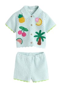 Top de manga corta abotonado tejido a crochet en azul claro con parches de frutas tropicales y palmeras, combinado con pantalones cortos a juego con bordes festoneados.