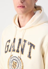 GANT FRONT GRAPHIC  - Mikina s kapucňou - cream