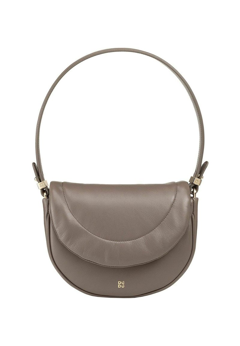 Taupe leren crossbody tas met ronde klep, dunne verstelbare schouderband en klein gouden logo in het midden aan de voorkant.