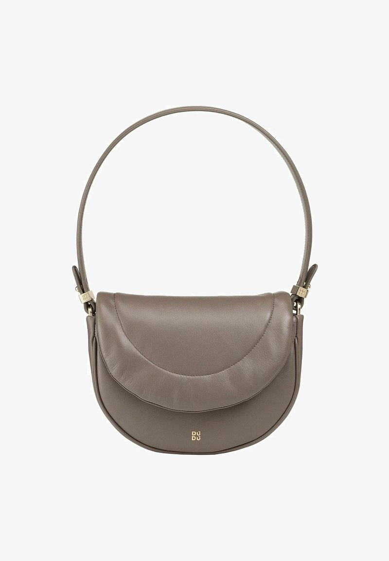 Bolso cruzado de cuero topo con tapa curva, correa delgada ajustable y pequeño logo dorado en el centro frontal.