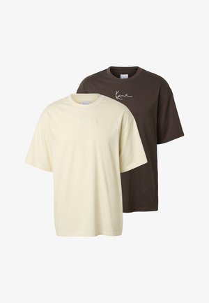 Kaks tavalist lühikeste varrukatega ümmarguse kaelusega T-särki, üks kreemikas ja teine tumepruun, kummalgi rinnal väike valge kirjastiilis logo.