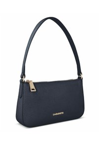 Bolso de piel azul marino con un acabado texturizado, herrajes de cremallera dorada y una correa para el hombro delgada y curva. Logotipo mostrado en la parte frontal.