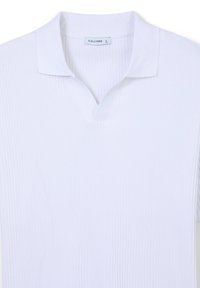 Polo shirt bianco a coste con scollatura a V e maniche corte. Etichetta visibile, contrassegnata con "CALLIOPE" in taglia L. Materiale in morbido cotone misto.