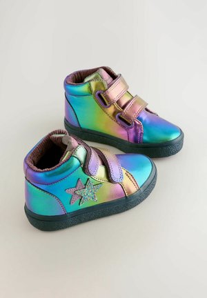 Iriserende højtop sneakers med to velkrolukninger, lilla for, gummisål og stjerneformede detaljer med glimmer.