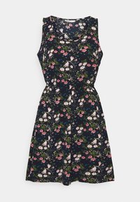 Kwiatowa sukienka bez rękawów w ciemno granatowym kolorze, zdobiona różowymi i białymi kwiatami, z talią ściągniętą i luźnym krojem. Miękka tkanina o gładkiej teksturze.