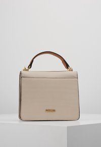 Bolso de mano de cuero beige con asa superior marrón, herrajes dorados y una forma rectangular estructurada. Presenta un diseño elegante con un detalle mínimo.