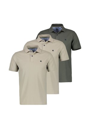 Drie poloshirts met korte mouwen in beige en donkergroen, elk met een kraag, een knoopsluiting met twee knopen en een klein geborduurd logo op de borst.