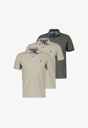 Trzy krótkie koszulki polo z krótkim rękawem w kolorze beżowym i ciemnozielonym, każda z kołnierzykiem, dwuguzikowym rozcięciem i małym haftowanym logo na piersi.