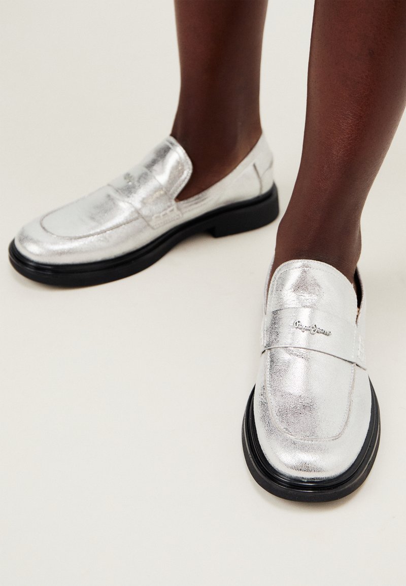 Pepe Jeans Instappers zilverkleurig Pepe Jeans Instappers zilverkleurig