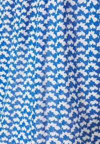 Tessuto blu e bianco con motivo che presenta forme di nuvole astratte, caratterizzato da una superficie liscia e una distribuzione uniforme del colore.