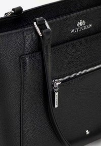Zwarte leren handtas met een gestructureerd oppervlak, zilverkleurige hardware en een voorvak met rits. De merknaam "WITTCHEN" is op de voorkant geïmpregneerd.
