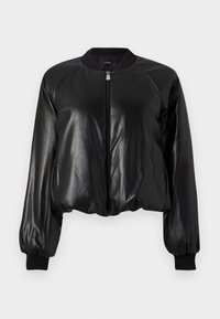 Giubbotto bomber in pelle nera con chiusura zip, polsini a coste e un fit leggermente accorciato. Texture liscia con una finitura lucida.