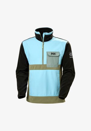 Fleece pullover in lichtblauw en zwart met een ritskraag, voorzien van een groene paneel en een borstzak met klep. Logo op de mouw.