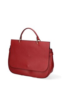 Borsa a mano in pelle rossa con texture a grana, forma rettangolare, manico superiore e accenti in metallo dorato. Presenta una chiusura a patta.