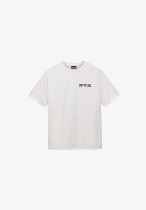 T-shirt en coton blanc avec manches courtes, col rond, et imprimé noir minimaliste sur la partie gauche de la poitrine. Texture douce, coupe classique.