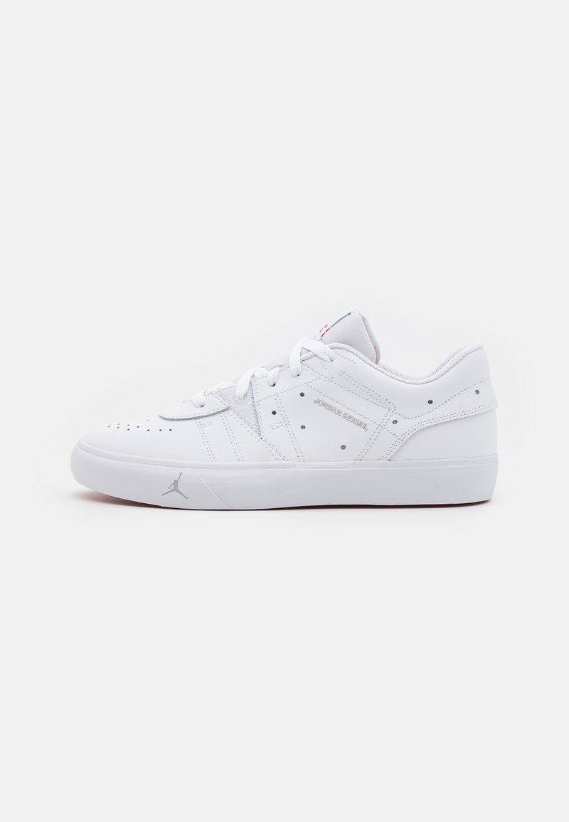 Basket basse blanche en cuir avec lacets, perforations et marquage subtil de Jordan sur le côté et la semelle, sur fond uni.