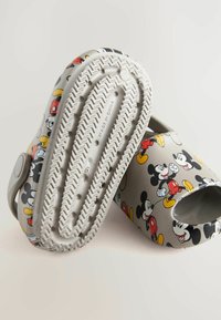 Next REGULAR FIT - MICKEY MOUSE WITH BACK STRAP - Sandales - grey