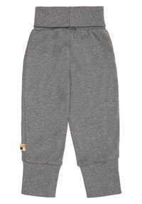 Grijze sweatpants met een brede elastische tailleband en taps toelopende boorden. Heeft een klein meerkleurig embleem aan de onderkant van de linkerkant. Zachte textuur.