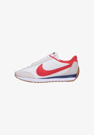Zapatilla blanca con un swoosh rojo de Nike, detalles de ante y suela de goma. Presenta un diseño de corte bajo y parte superior de tejido texturizado.