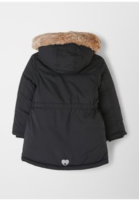 Parka noire isolée avec capuche en fausse fourrure amovible, taille cintrée et logo en forme de cœur à l'ourlet. Texture lisse, longueur moyenne.
