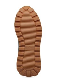 Suola della scarpa realizzata in materiale gommoso, con scanalature testurizzate e di un prominente colore beige, arricchita da un'etichetta con logo al centro.