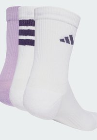 Tris porų kojinių: viena šviesiai violetinė, dvi baltos. Baltos kojinės turi violetines juostas ir „Adidas“ logotipą. Visa kojinių struktūra gofruota.