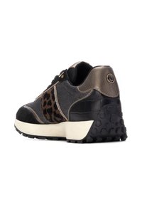 Zapatillas negras y de estampado de leopardo que cuentan con materiales de ante y malla, acentos metálicos, una gruesa entresuela blanca y una suela de goma texturizada.