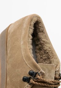 Massimo Dutti Sportlicher Schnürer - sand