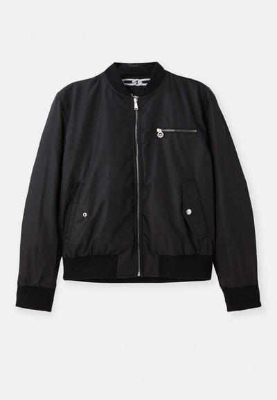 Fekete bomber dzseki cipzáros elülső résszel, oldalsó zsebekkel és mellzsebbel. Jellemzői bordázott mandzsetta és alsó szegély, sima textúra és minimalista dizájn.
