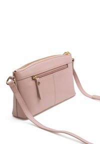 Borsa a tracolla in pelle rosa con finitura texture, chiusura con zip, tasca frontale e dettagli in metallo dorato. Forma slim e rettangolare.