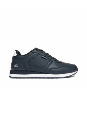 Czarny sneaker Kappa z białą podeszwą, sznurowadłami i logo po boku i na pięcie, pokazany z profilu na białym tle.
