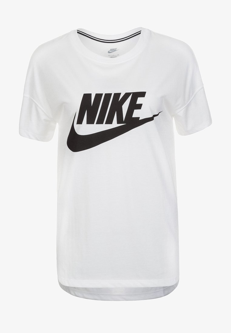 Bílý bavlněný tričko s výrazným černým logem Nike na přední straně, krátké rukávy a rovný střih se zaobleným lemem.