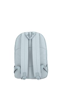 Sac à dos gris clair avec arrière rembourré, deux bretelles réglables, poignée supérieure et texture lisse. Présente un design minimaliste sans motifs visibles.