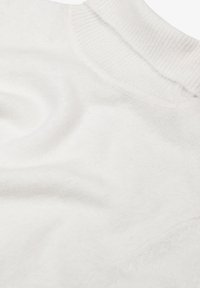 Weißer Pullover aus weichem Stoff, mit einem gerippten Rundhalsausschnitt und einer glatten Textur mit subtilen Variationen im Stichdetail.