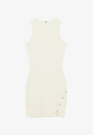Witte mouwloze bodycon jurk van een textuurstof, met een zijsplit en drie decoratieve knopen langs de zoom voor detail.