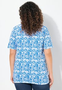 Krátký rukáv modro-bílé květinové vzorované tričko s volným střihem, kulatým výstřihem a jemnou tkaninou.