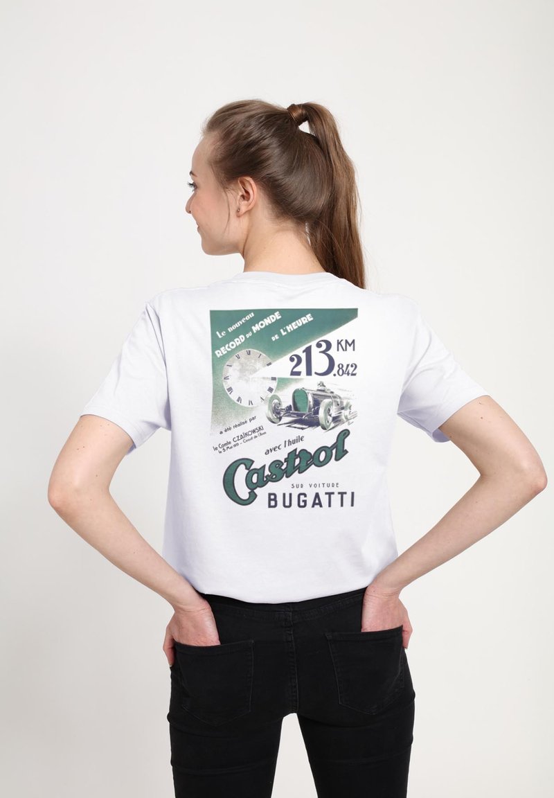 Bílý bavlněný tričko s vintage grafickým designem a zelenými akcenty, textem o rekordech v rychlosti a grafikou závodního auta.