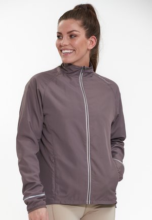 Letvægts, lynlåset jakke i mørk mauve med en høj krave. Har reflekterende detaljer og en glat, vandafvisende overflade.